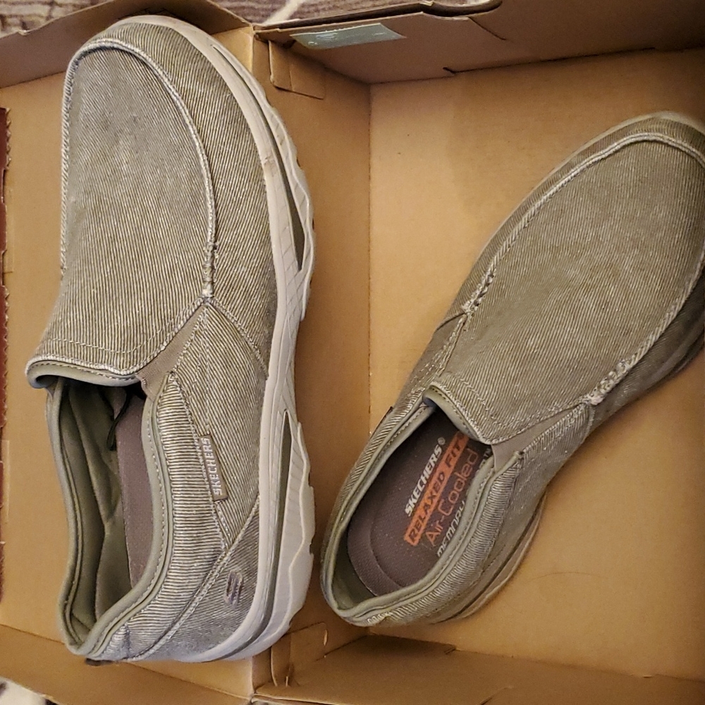 Skechers Men's 10.5,relaxed fit, air cooled, memory foam, tan/kahki color